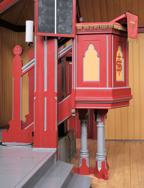 Fil:Hauge kyrkje, preikestol, AMH 2009.jpg