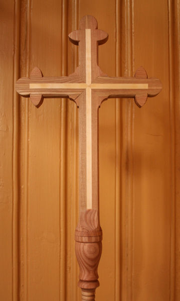 Fil:Hauge kyrkje, prossesjonskross, AMH 2009.jpg