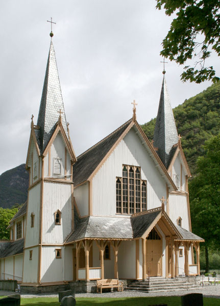Fil:Hauge kyrkje, vestfasaden, AMH 2009.jpg