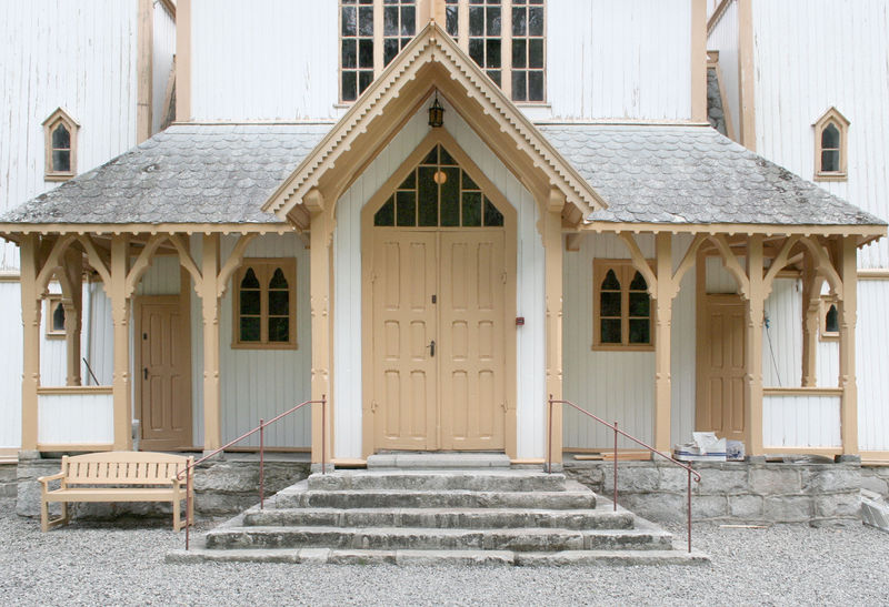 Fil:Hauge kyrkje, vestinngangen, AMH 2009.jpg