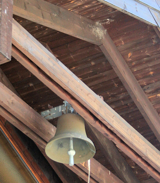 Fil:Helgatun, klokke i gavlen, AMH 2007.jpg