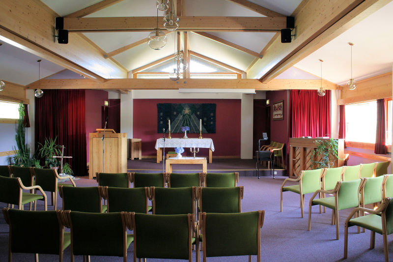 Fil:Helgatun kapell, interiør mot altaret, AMH 2007.jpg