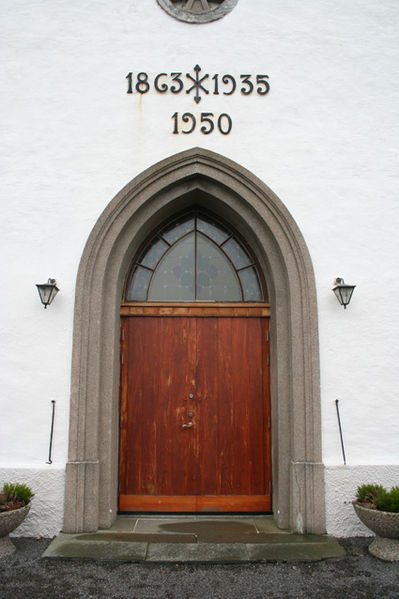 Fil:Herdla kyrkje Hovedinngang.jpg