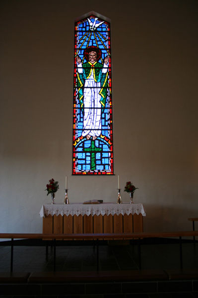 Fil:Hjelme kyrkje Alterparti.jpg