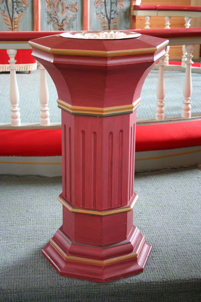 Fil:Holmedal kyrkje, Kvinnherad Døpefont 1.jpg