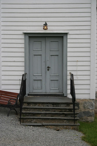 Fil:Holmedal kyrkje, Kvinnherad Hovedinngang.jpg