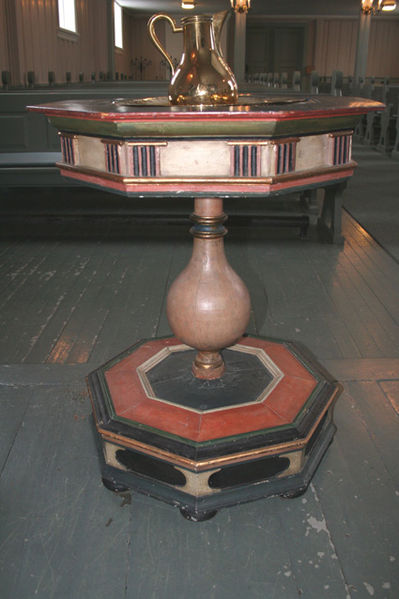 Fil:Holter kirke, Nannestad Døprfont 2.jpg