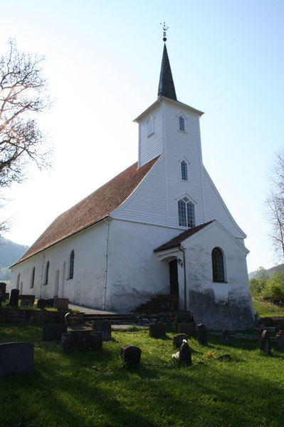 Fil:Hosanger kyrkje Fasade 3.jpg