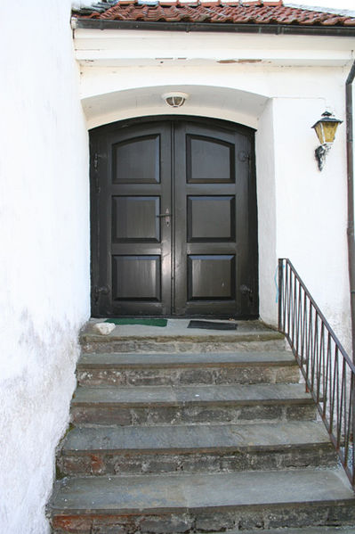 Fil:Hosanger kyrkje Hovedinngang.jpg