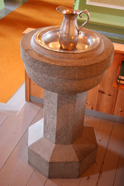 Fil:Hundvin kyrkje Døpefont 2.jpg