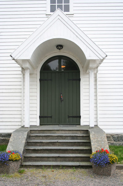 Fil:Hundvin kyrkje Hovedinngang.jpg