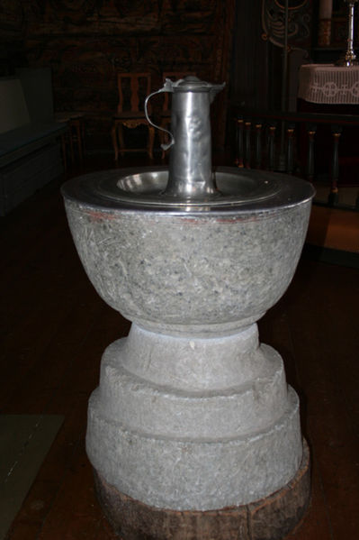 Fil:Hurdal kirke Døpefont 2.jpg