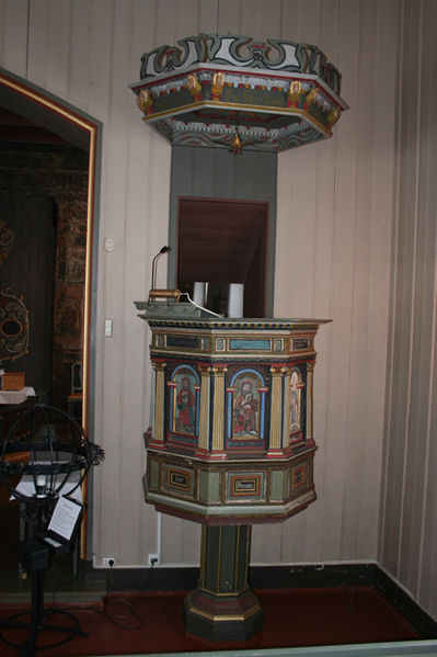 Fil:Hurdal kirke Prekestol 2.jpg