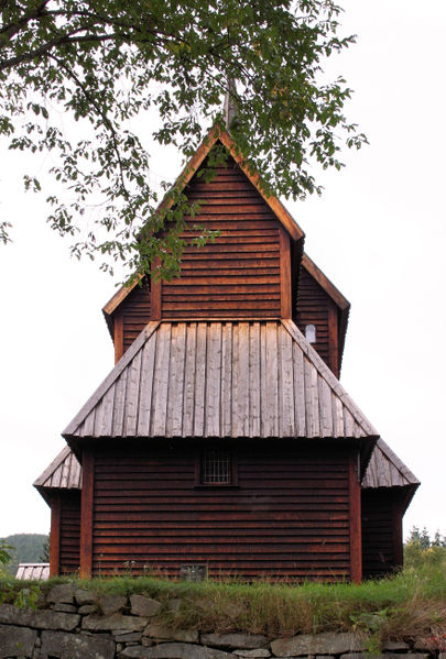 Fil:Kaupanger kyrkje, austfasade, AMH 2009.jpg