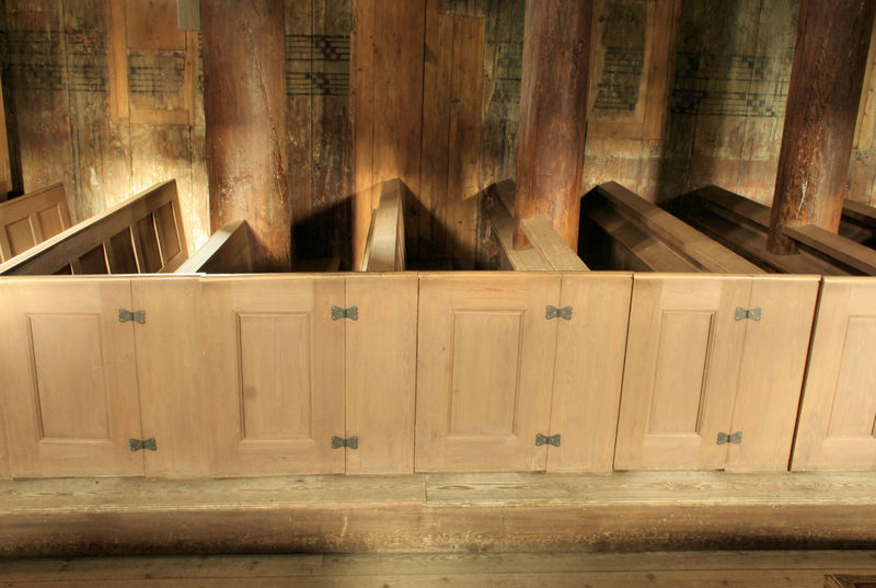 Fil:Kaupanger kyrkje, benker, AMH 2009.jpg