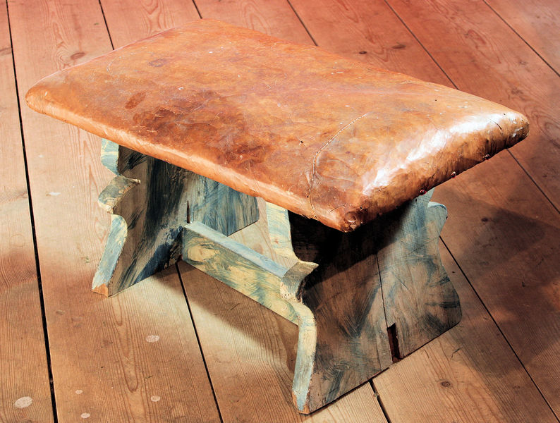 Fil:Kaupanger kyrkje, kneleskammel, AMH 2009.jpg