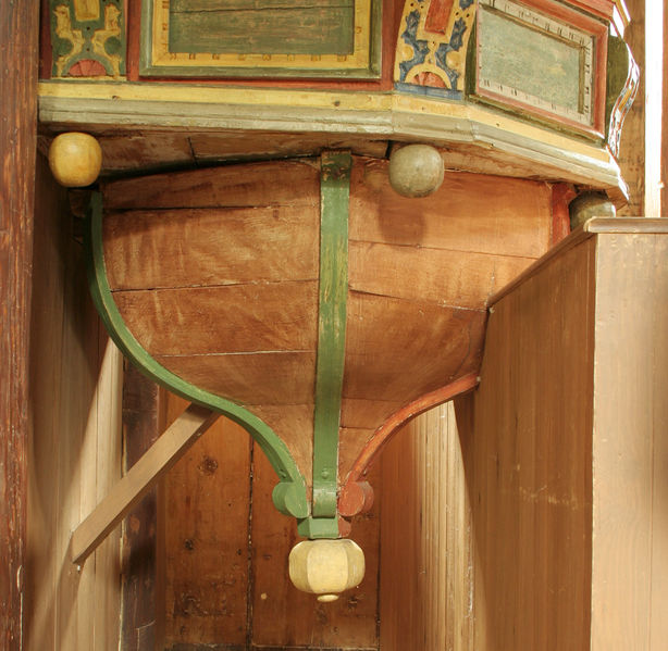 Fil:Kaupanger kyrkje, preikestolbotn, AMH 2009.jpg