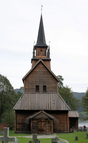 Fil:Kaupanger kyrkje, vestfasade, AMH 2009.jpg