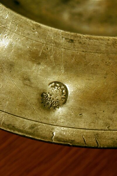 Fil:Kinsarvik dåpsfat stempel AMH 2005.jpg