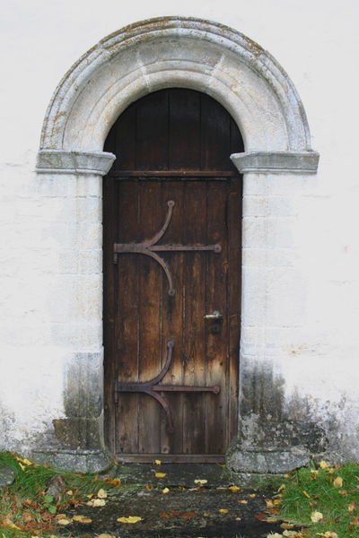 Fil:Kinsarvik sørportal i koret AMH 2005.jpg