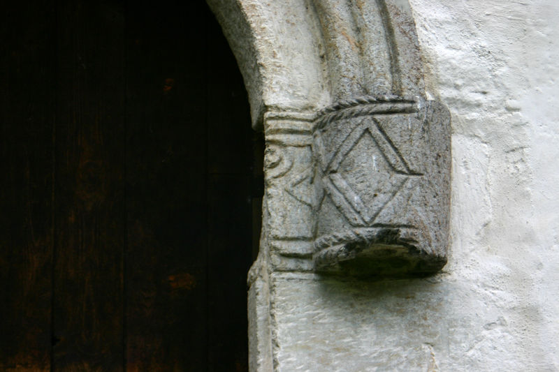 Fil:Kinsarvik sørportal i skipet detalj 2 AMH 2005.jpg