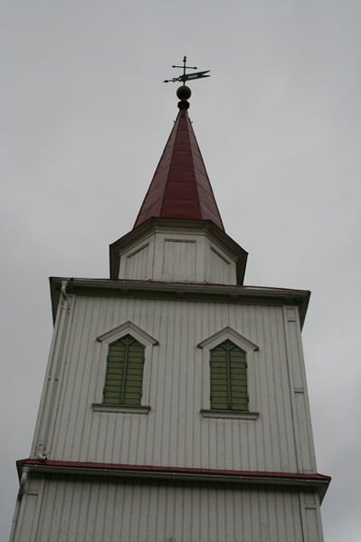 Fil:Komnes kirke Klokketårnet.jpg