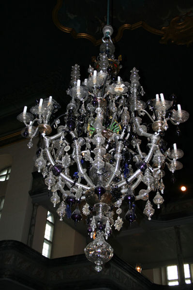 Fil:Kongsberg kirke Lyskrone.jpg