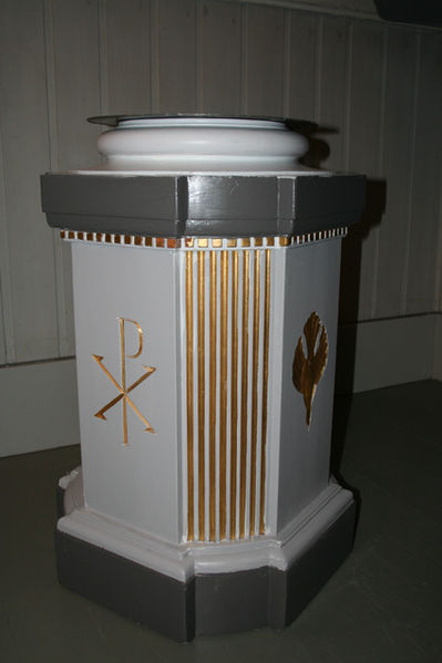 Fil:Konnerud gamle kirke Døpefonten1.jpg