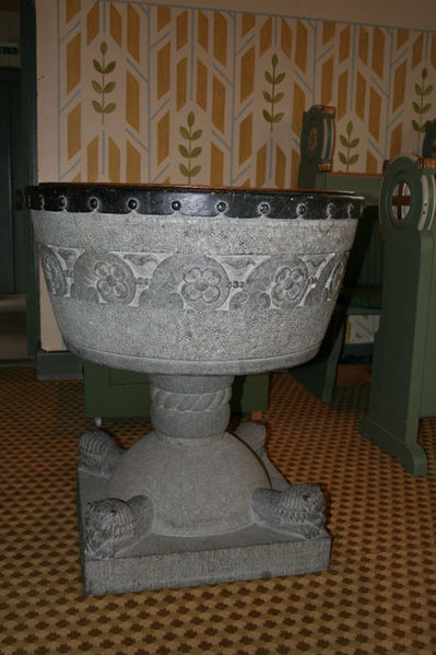 Fil:Kråkerøy kirke Døpefonten 2.jpg