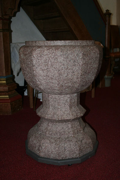 Fil:Kråkstad kirke Døpefont 2.jpg