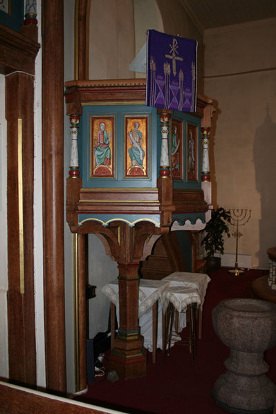 Fil:Kråkstad kirke Prekestol 2.jpg