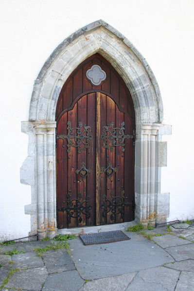 Fil:Kvinnherad kyrkje Hovedinngang.jpg