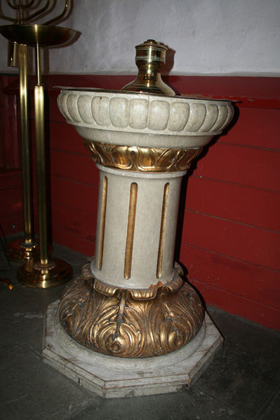 Fil:Lørenskog kirke Døpefonten 2.jpg