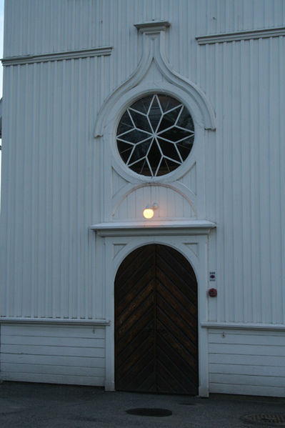 Fil:Lørenskog kirke Hovedinngang.jpg
