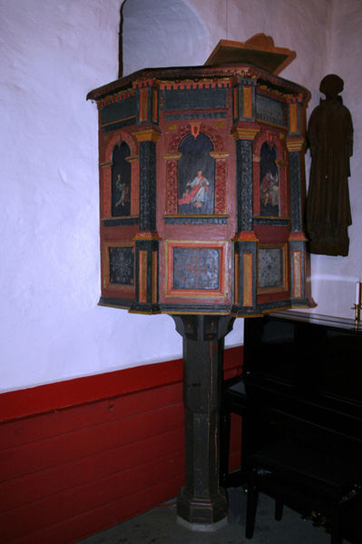 Fil:Lørenskog kirke Prekestolen 1.jpg