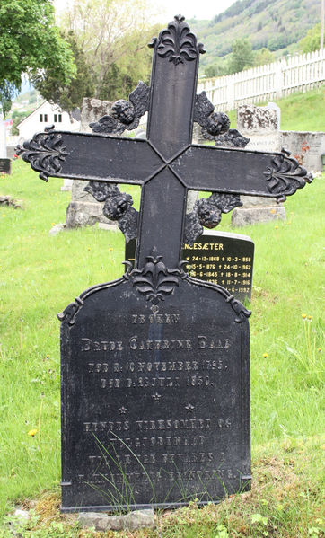 Fil:Leikanger, gravminne b, AMH 2011.jpg