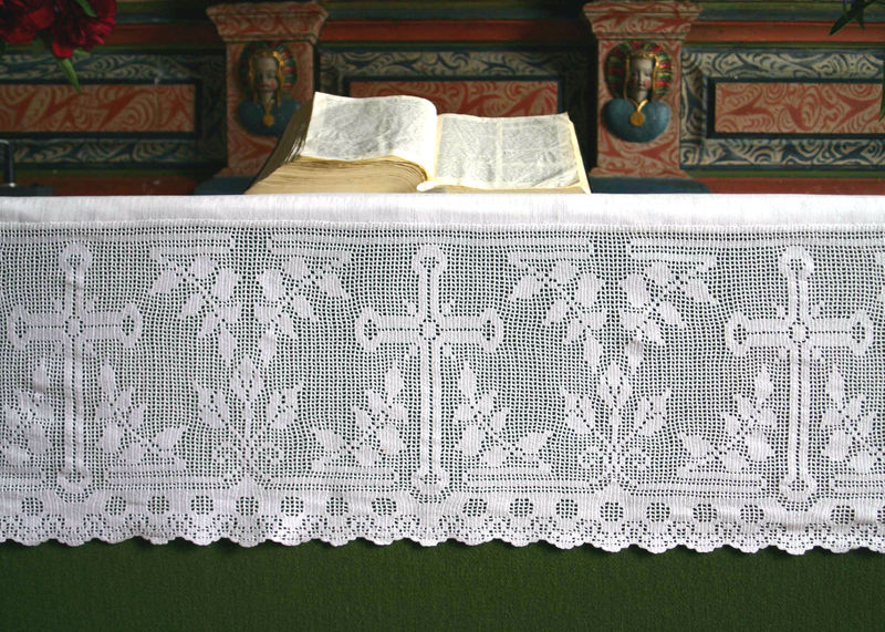 Fil:Leikanger kyrkje, altarduk, AMH 2005.jpg