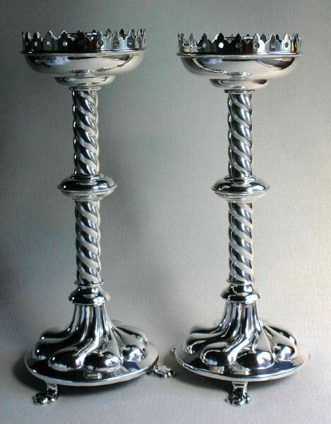 Fil:Leikanger kyrkje, altarstakar, AMH 2005.jpg