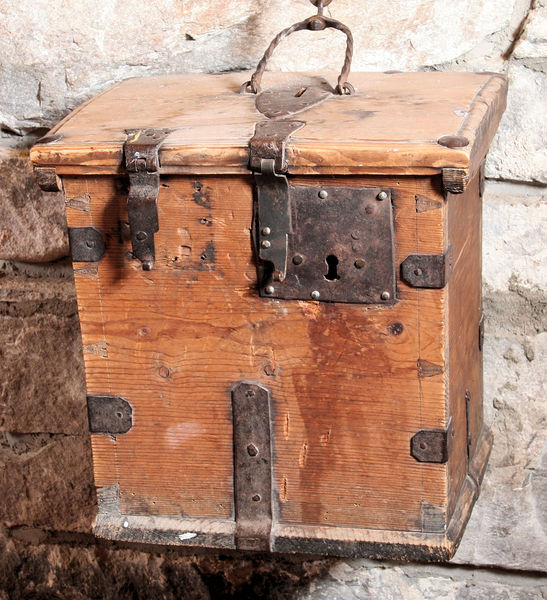 Fil:Leikanger kyrkje, bøsse, AMH 2011.jpg