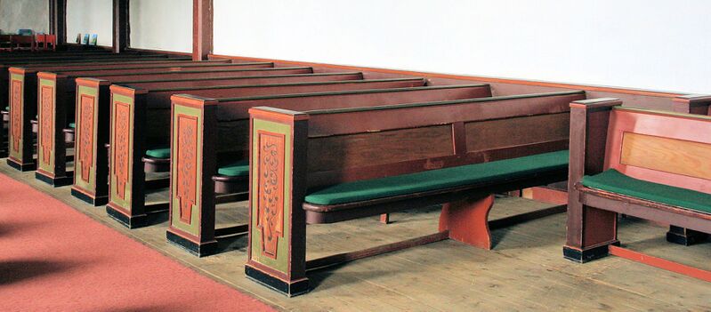 Fil:Leikanger kyrkje, benker, AMH 2011.jpg