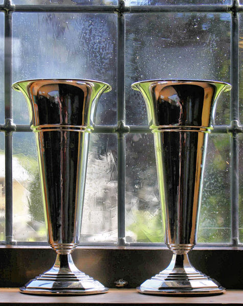 Fil:Leikanger kyrkje, blomstervasar, AMH 2005.jpg