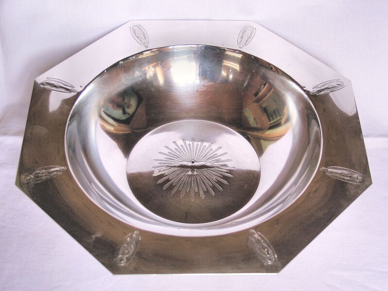 Fil:Leikanger kyrkje, dåpsfat, AMh 2011.jpg