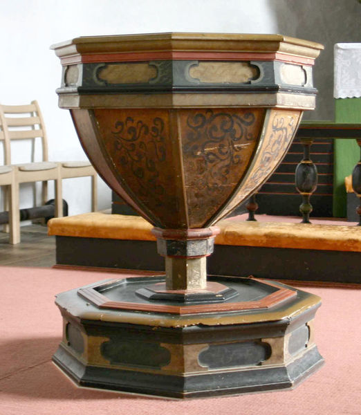 Fil:Leikanger kyrkje, døypefont, AMH 2005.jpg