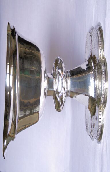 Fil:Leikanger kyrkje, kalk, AMH 2011.jpg