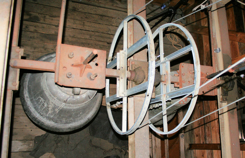 Fil:Leikanger kyrkje, klokkeoppheng, AMH 2011.jpg