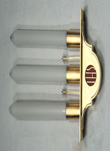 Fil:Leikanger kyrkje, lampett, AMH 2011.jpg