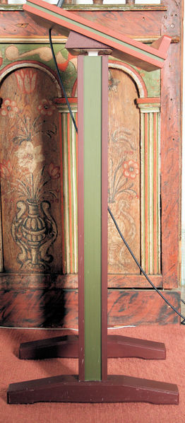 Fil:Leikanger kyrkje, lesepult, AMH 2011.jpg