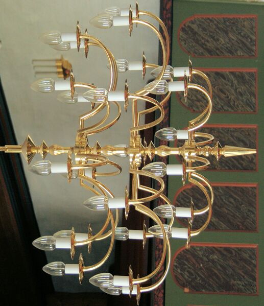 Fil:Leikanger kyrkje, lysekrone, AMH 2011.jpg