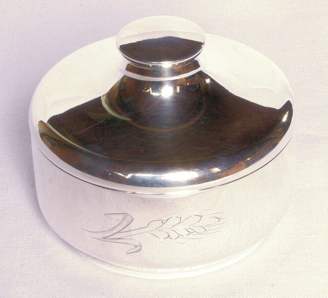 Fil:Leikanger kyrkje, oblatøskje, AMH 2011.jpg