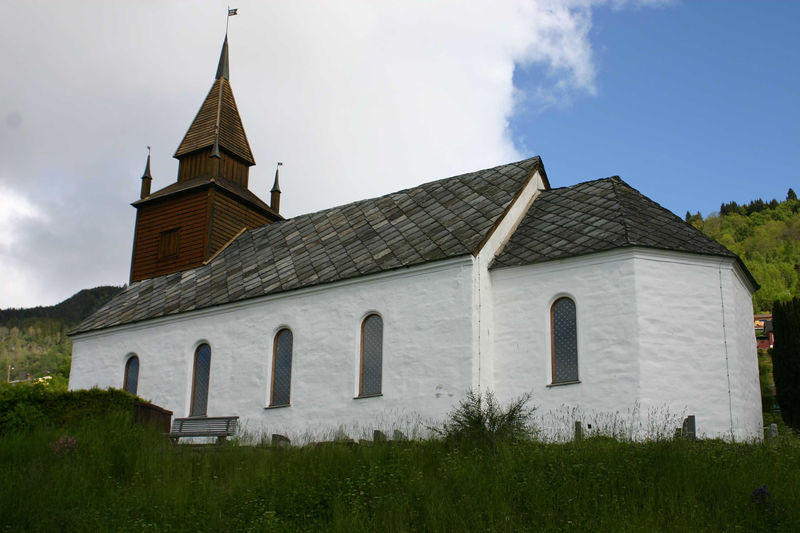 Fil:Leikanger kyrkje, sørfasade, AMH 2005.jpg